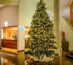 Royal Christmas Kunstkerstbomen^ - Kunstkerstboom - Delaware Pe / Pvc Deluxe - 700 Led Lampjes - 240 Cm - 5817 Takken - Groen