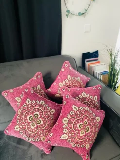 Lakhwaira Crafts and Design Set Van 5 Luxe Geweven Kussenhoezen Voor Het Aankomende Seizoen | Rose En Goud Kussens Voor Huis Decoratie |Barbie Kluer Decoratie Voor Meisjes Kamer| 40 X 40 Cms Kussens | Gezellige Kussenhoezen Om Cadeau Te Geven | Kerstcadeau | Nieuw Huis Cadeau Best Sale