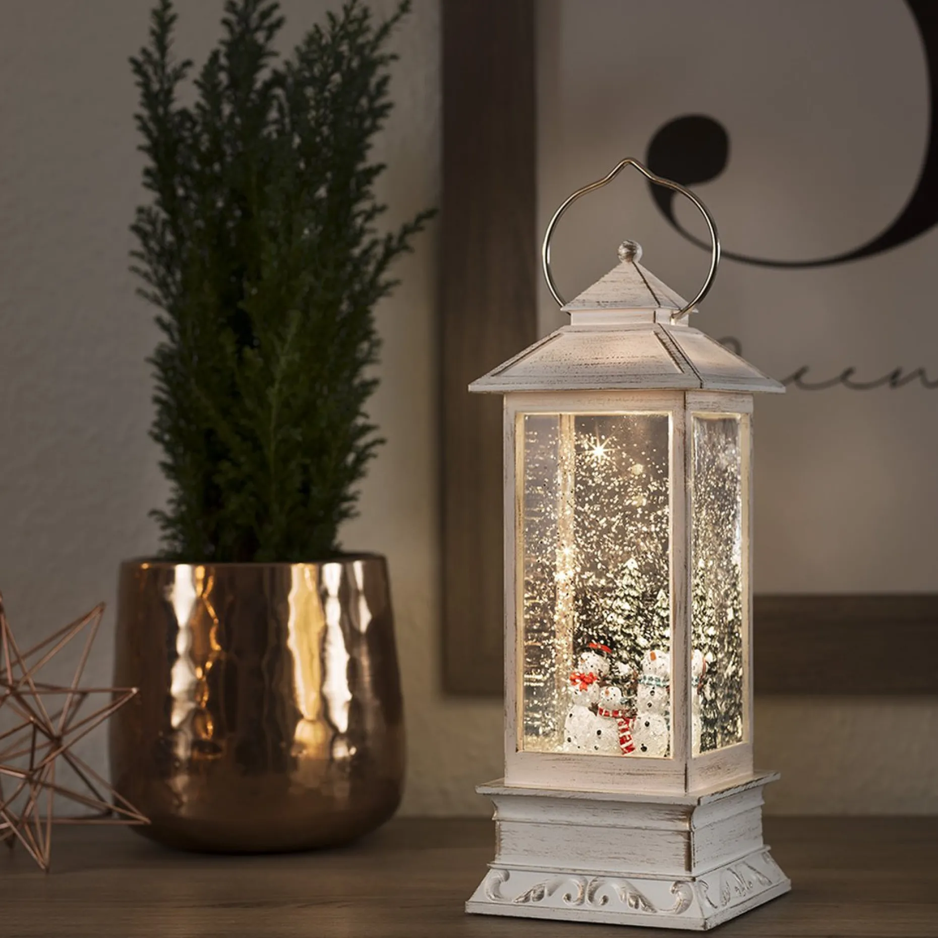 Konst Smide Verlichte Kerstfiguren^Sneeuwlantaarn Voor Binnen - Klassieke Stijl - Sneeuwpop - Warmwit - 10.5 X 27.5 Cm - Kerstlantaarn - Verlichting Op Batterijen - Timer - 3000K - Kerstverlichting