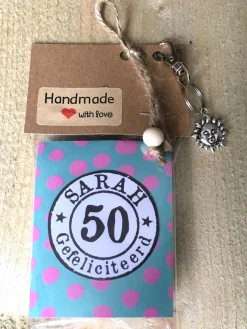 Lovely2Give Kerstpakketten^Thee Cadeau Met De Tekst ''sarah 50 Jaar Gefeliciteerd", Kado Met Sleutelhanger En Bedeltje, 4 Verschillende Theezakjes, Leuk Kadootje, Theekado, Geschenkpakket, Relatiegeschenk, Kadopakket