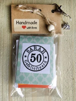 Lovely2Give Kerstpakketten^Thee Cadeau Met De Tekst ''sarah 50 Jaar Gefeliciteerd", Kado Met Sleutelhanger En Bedeltje, 4 Verschillende Theezakjes, Leuk Kadootje, Theekado, Geschenkpakket, Relatiegeschenk, Kadopakket