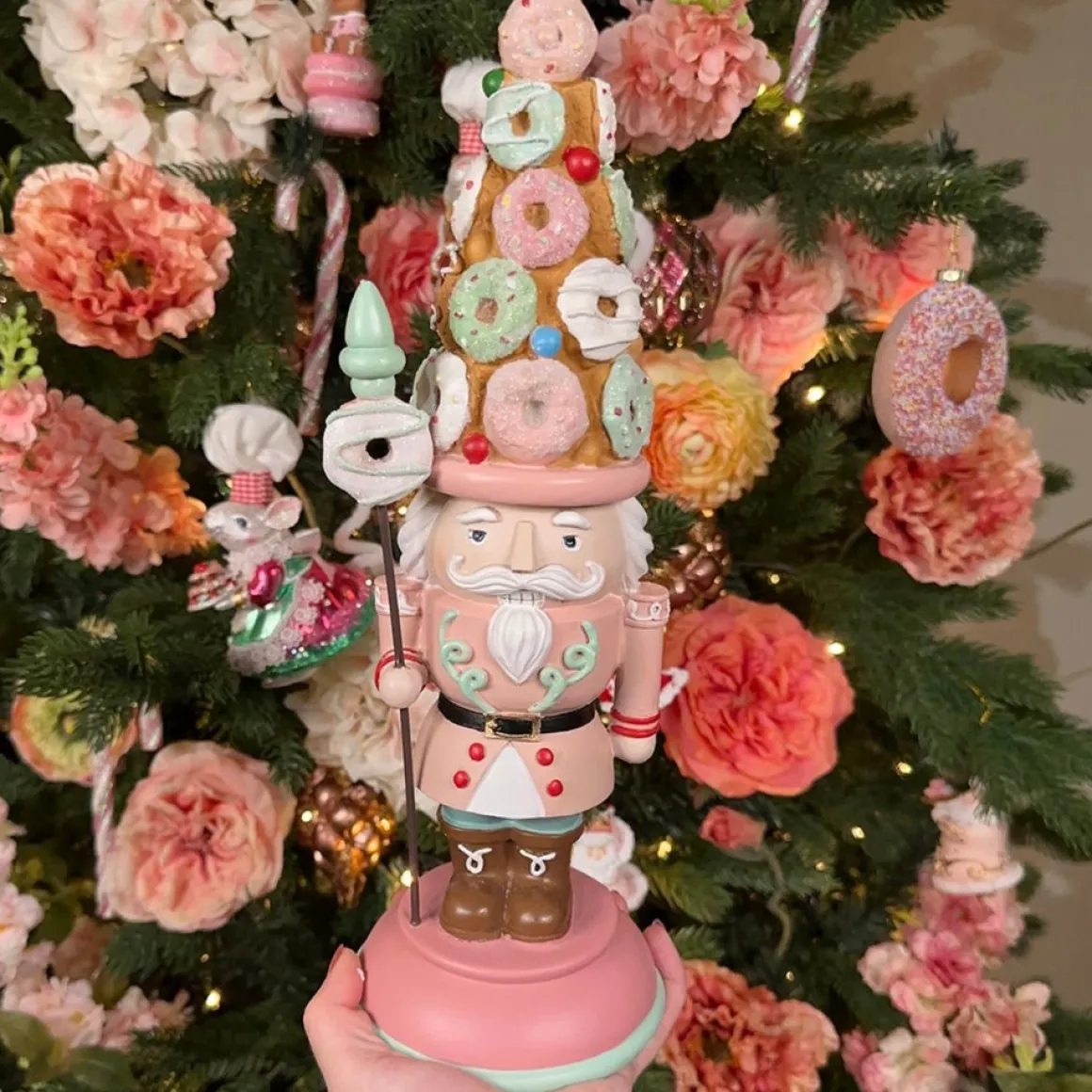 EDG - Enzo De Gasperi Viv! Christmas Kerstbeeld - Kerst Notenkraker Donut Hoed - Roze Groen - 34Cm Cheap