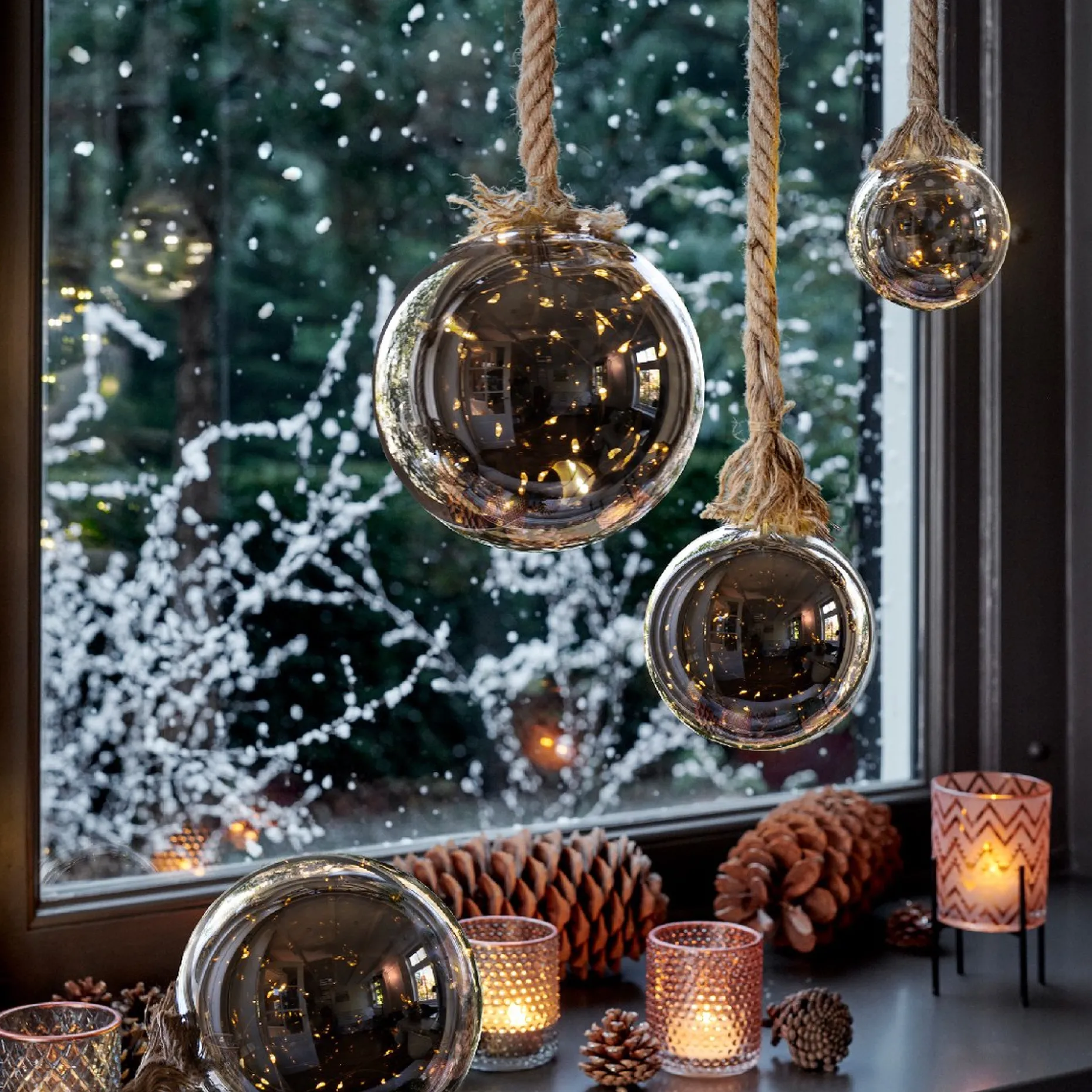 Lumineo Verlichte Kerstfiguren^1X Stuks Verlichte Glazen Kerstballen Aan Touw Met 30 Lampjes Zilver/Warm Wit 15 Cm - Decoratie Kerstballen Met Licht