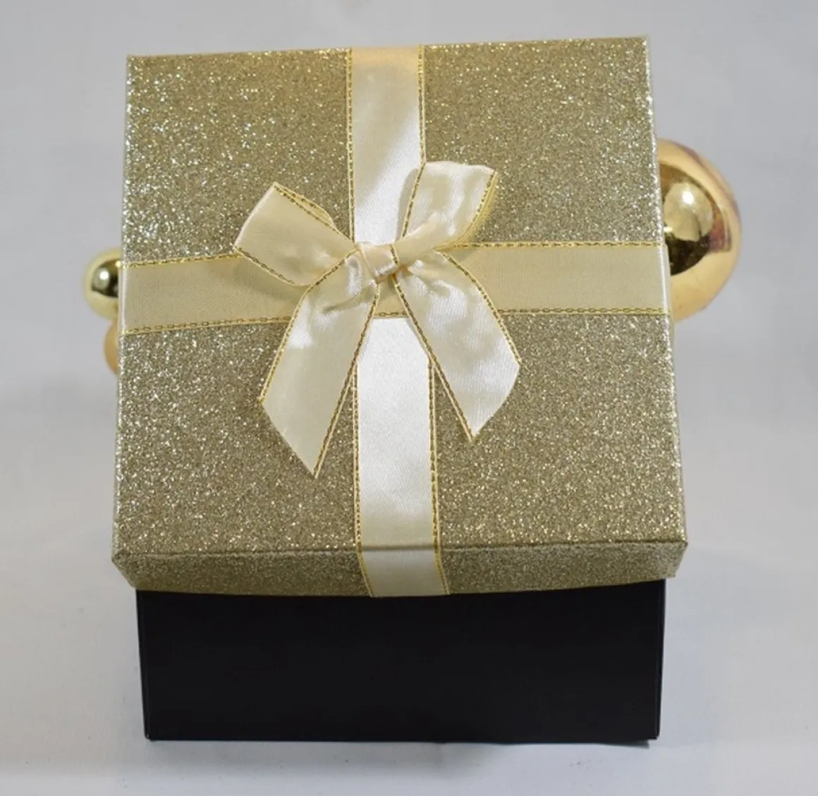 ZoeZo Design - Kerst - Kerstdecoratie - Kerstversiering - Kerstbaldoos - Alternatieve Kerstversiering - Hoogte 18 Cm - Breedte 18 Cm - Kunststof - Karton Clearance