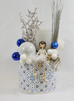 ZoeZo Design - Kerststuk - Kerststukje - Wit - Blauw - Aardewerk Pot - Met Waxinelichtjeshouder - Hoogte 31 Cm - O 16 Cm Shop