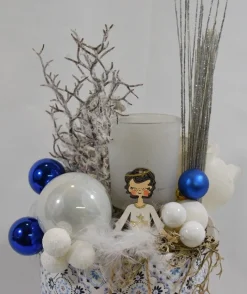 ZoeZo Design - Kerststuk - Kerststukje - Wit - Blauw - Aardewerk Pot - Met Waxinelichtjeshouder - Hoogte 31 Cm - O 16 Cm Shop