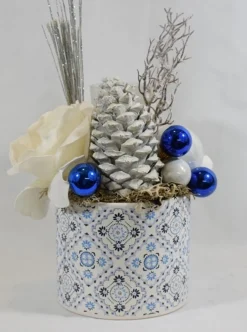 ZoeZo Design - Kerststuk - Kerststukje - Wit - Blauw - Aardewerk Pot - Met Waxinelichtjeshouder - Hoogte 31 Cm - O 16 Cm Shop