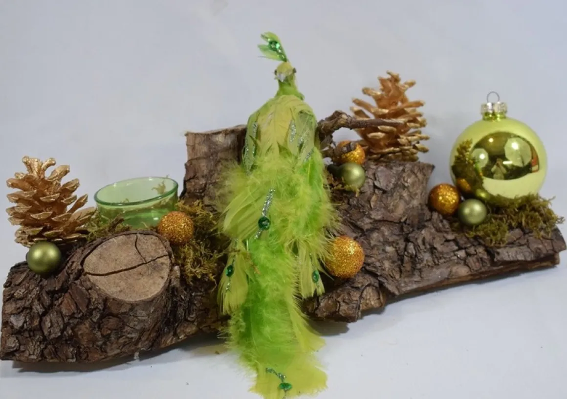 ZoeZo Design - Kerststuk - Kerststukje - Tafelstuk - Boomstam - Goud - Groen - Pauw - 40 X 12 X 18 Cm - Met Waxinelichtjeshouder New